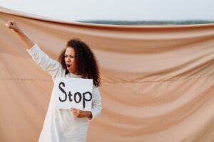 4A hair woman holding stop sign