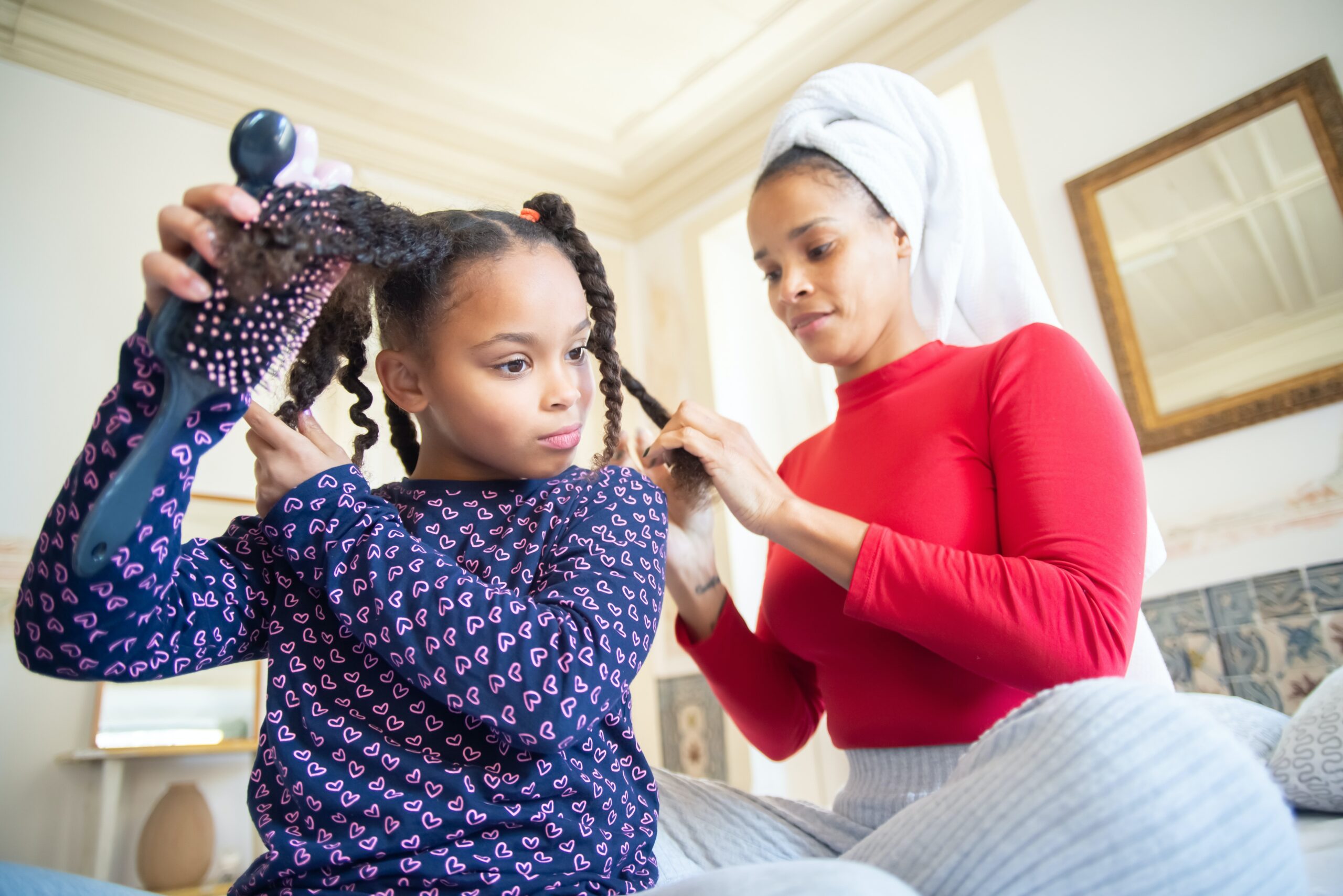 4b hair, mother helping to fix childs hair